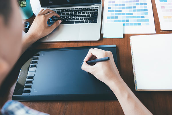Diseñador trabajando en una tableta gráfica